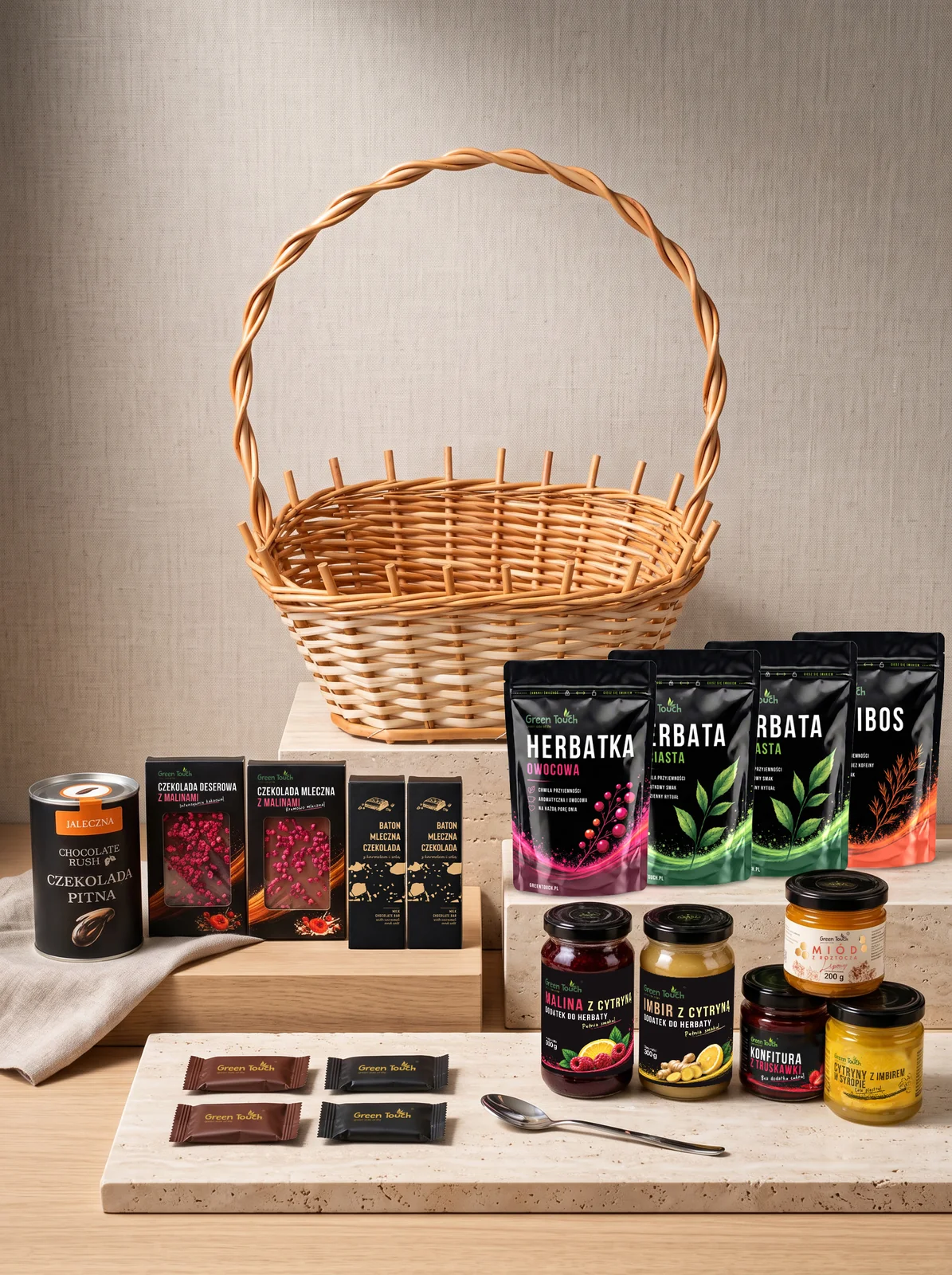Kosz prezentowy KR5 z herbatami, czekoladami i przetworami — pionowa aranżacja produktów obok kosza